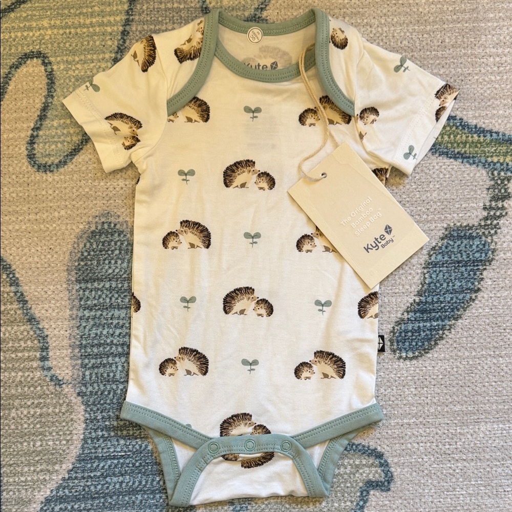 Kyte BABY Cream Hedgehog Bodysuit with Green Trim